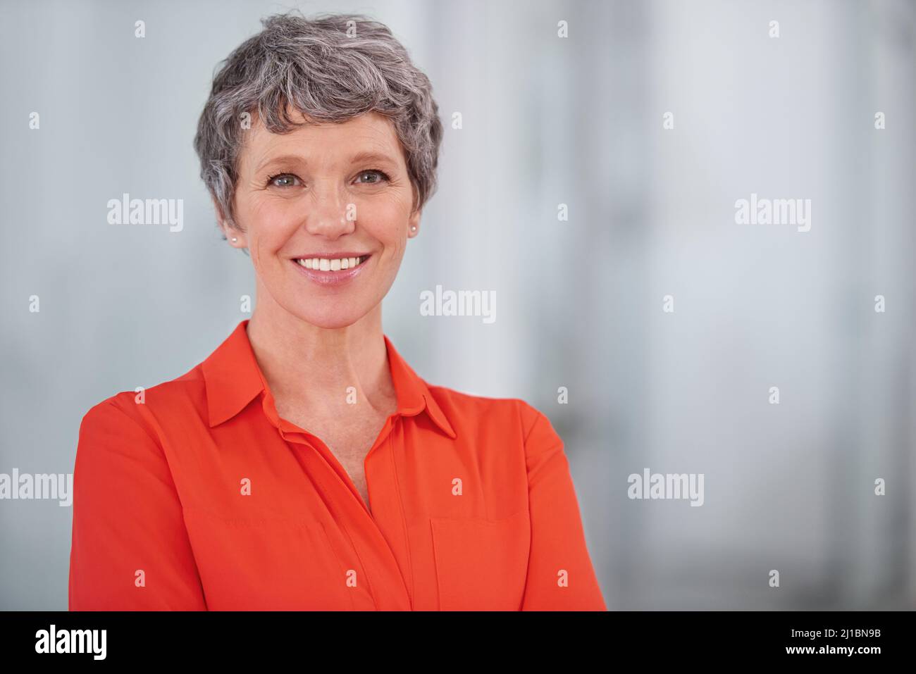 Du bist nie zu alt, um deinen Träumen nachzugehen. Porträt einer reifen Geschäftsfrau, die in einem Büro steht. Stockfoto