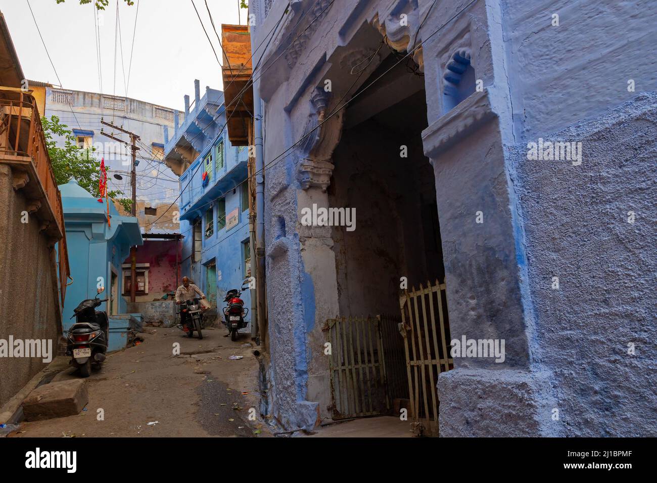 Jodhpur, Rajasthan, Indien - 21.. Oktober 2019 : traditionelle bunte Häuser. Blau steht symbolisch für Hindu-Brahmanen, da es sich um eine obere Kaste handelt. Stockfoto