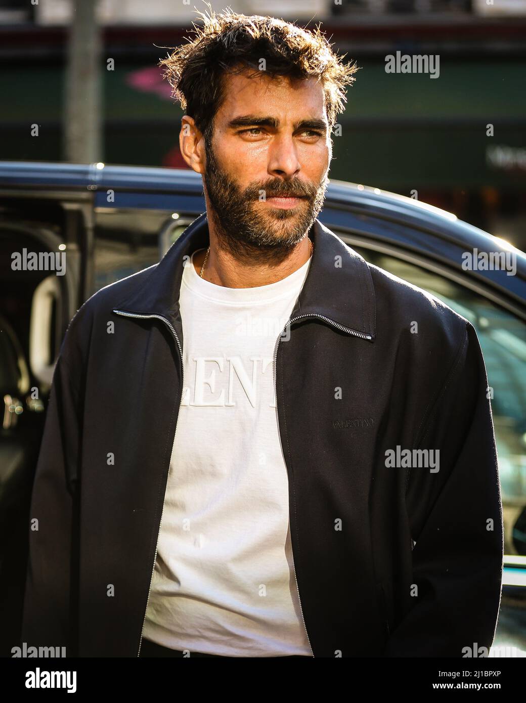 PARIS, Frankreich - 6 2022. März: Jon Kortajarena auf der Straße in Paris. Stockfoto