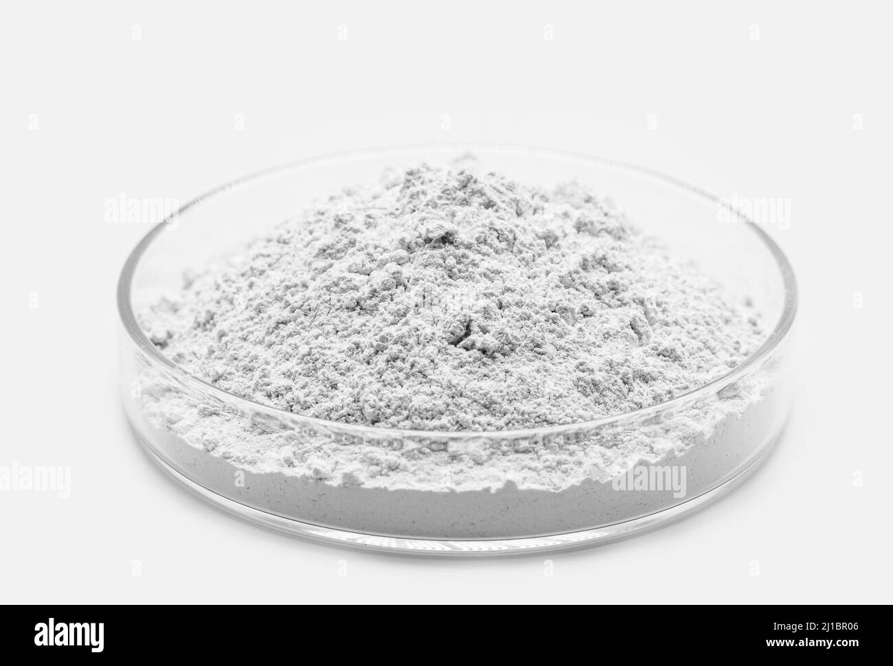 Zinnchlorid oder Zinnchlorid ist ein weißer kristalliner Feststoff, der als Reduktionsmittel in sauren Lösungen und in elektrolytischen Bädern für Elektroplat verwendet wird Stockfoto