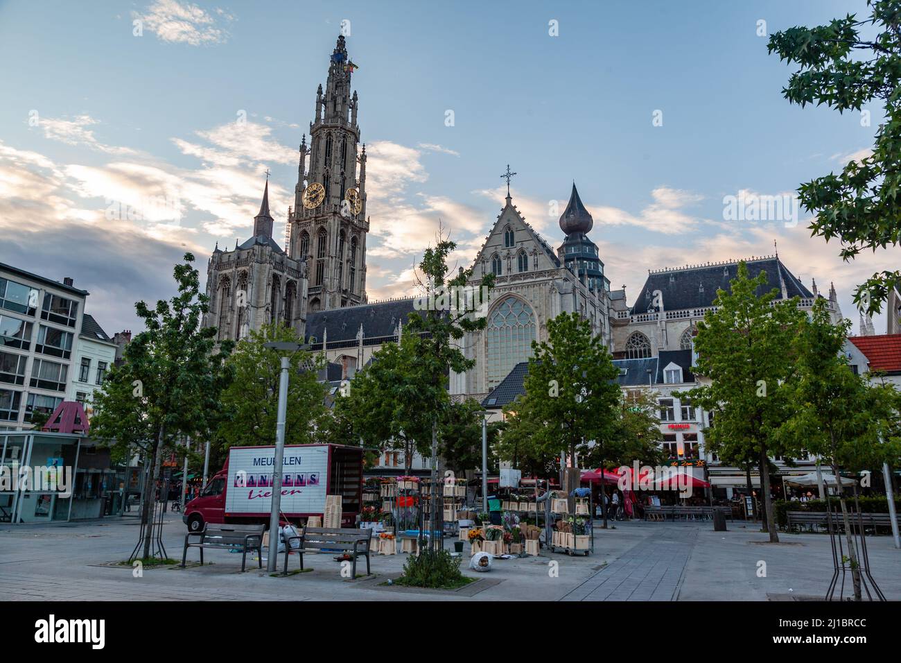 Eine schöne Aufnahme des Uhrturms der Kirche unserer Dame von Antwerpen gegen den blauen Himmel, Belgien Stockfoto