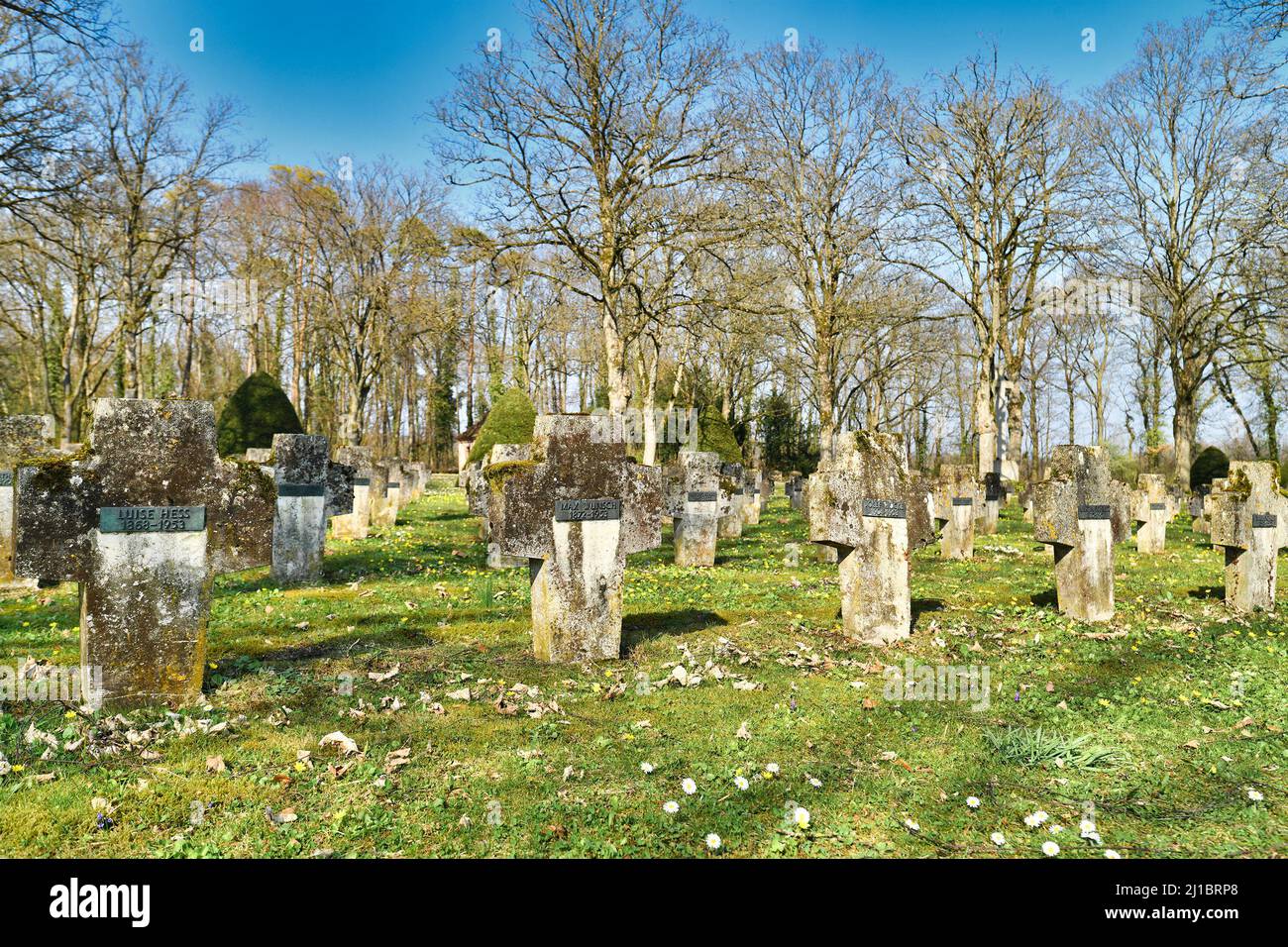 Wiesloch, Deutschland - März 2022: Kreuzförmige Grabsteine auf dem Friedhof für Menschen, die im psychiatrischen Zentrum Nordba starben Stockfoto
