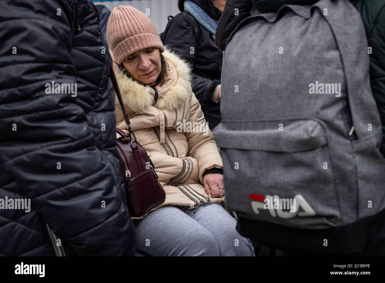 Flüchtlinge aus der Ukraine haben die zentrale Flüchtlingssammelstelle in einem Logistikzentrum in der Nähe von Korczowa im polnisch-ukrainischen Grenzgebiet erreicht. Hier werden sie mit Lebensmitteln und Kleidung versorgt und dann per Bus in andere Städte transportiert. Stockfoto