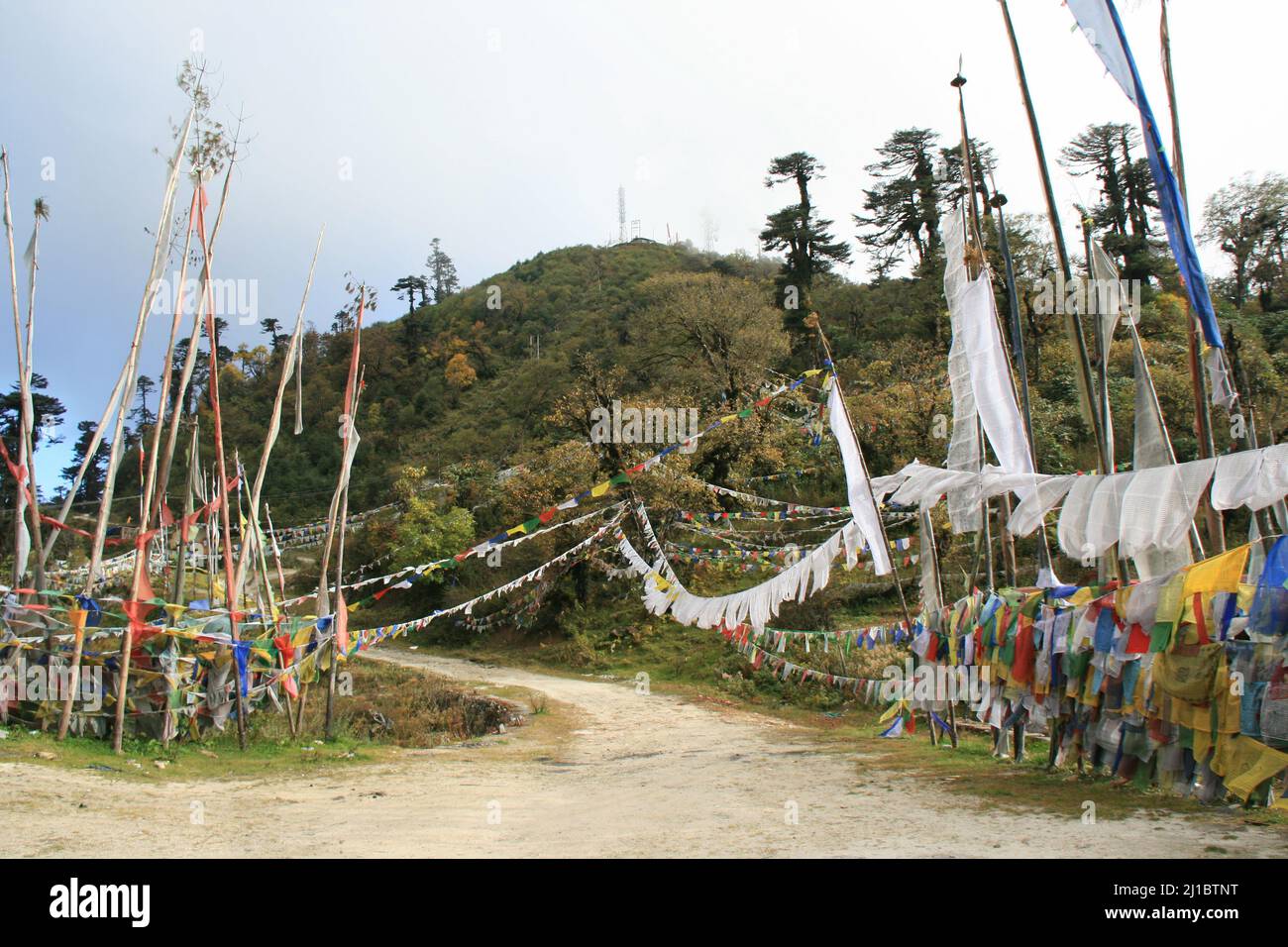 buddhistische Gebetsfahnen in yutong la col in bhutan Stockfoto