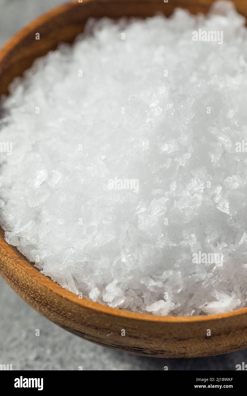 Biologisches, rohes, flakeres Meersalz in einer Schüssel Stockfoto