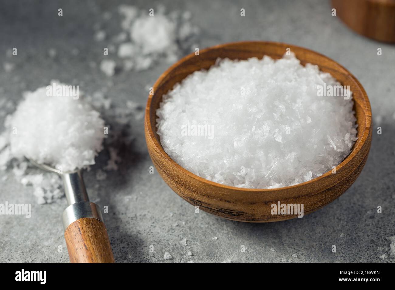 Biologisches, rohes, flakeres Meersalz in einer Schüssel Stockfoto