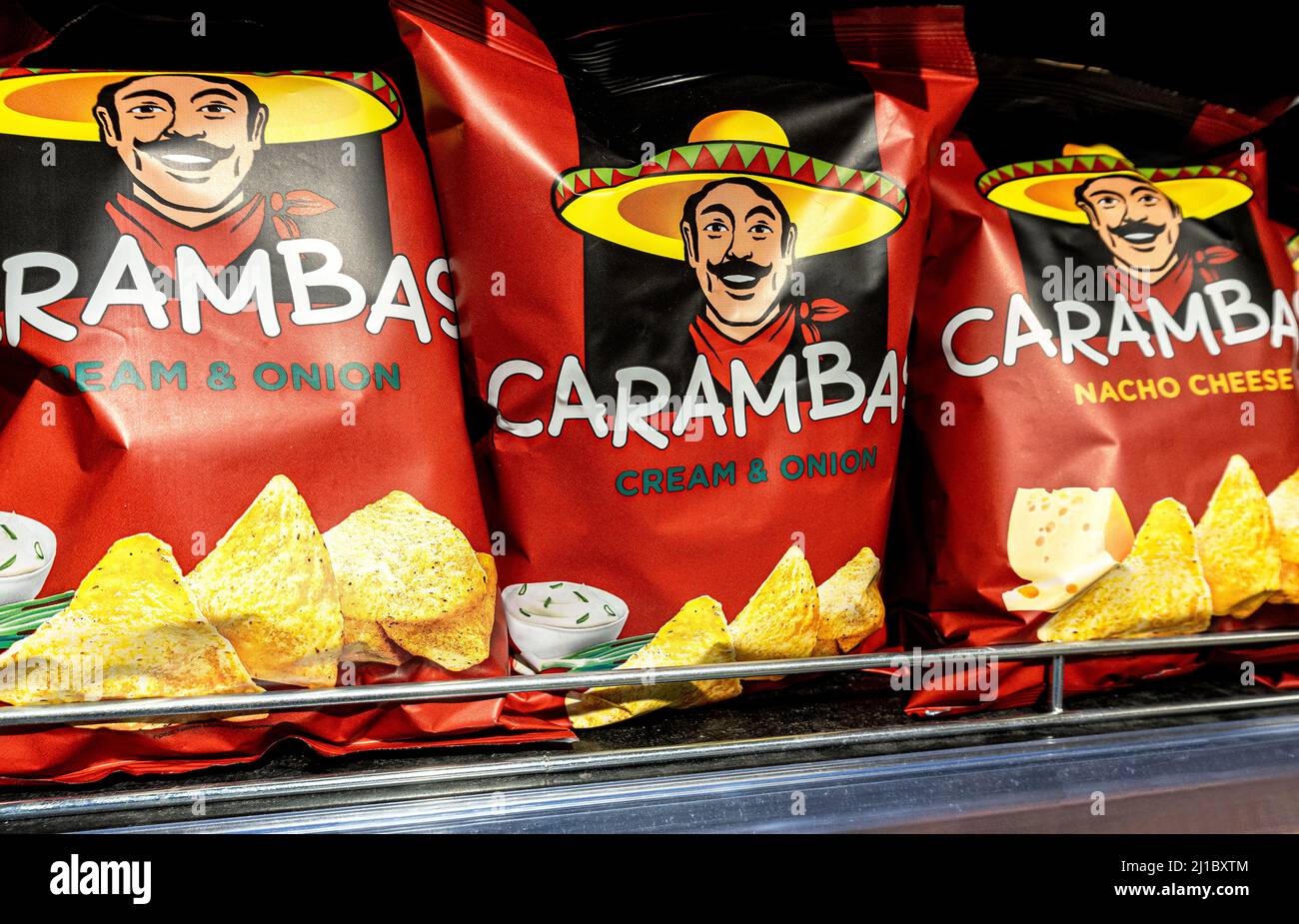 Samara, Russland - 17. März 2022: Caramba Kartoffelchips zum Verkauf im Regal in einem Supermarkt Stockfoto