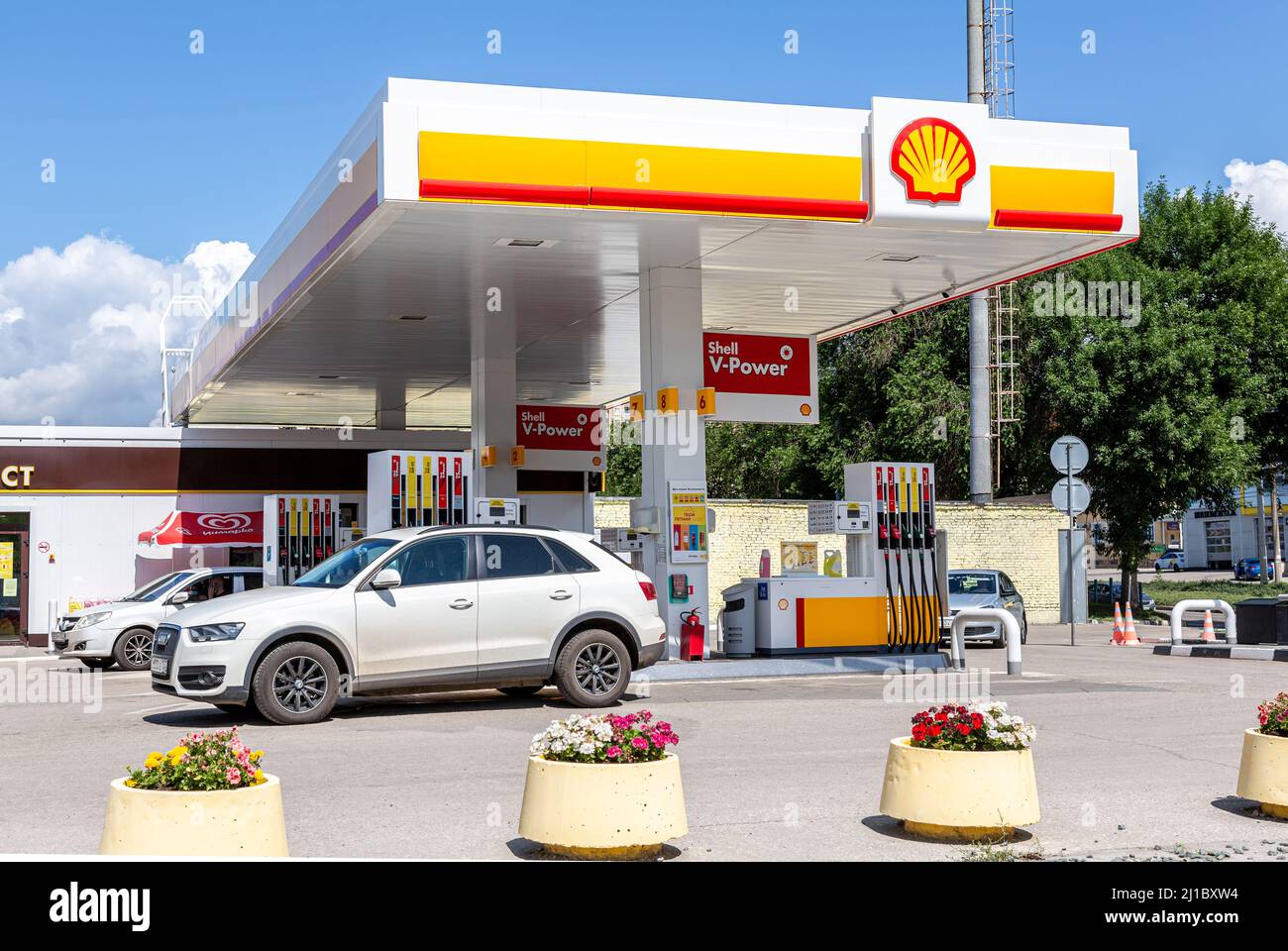 Samara, Russland - 4. Juli 2021: Shell-Tankstelle an sonnigen Tagen. Shell V-Power-Tankstelle. Royal Dutch Shell ist ein anglo-niederländischer multinationaler Ölkonzern und Stockfoto