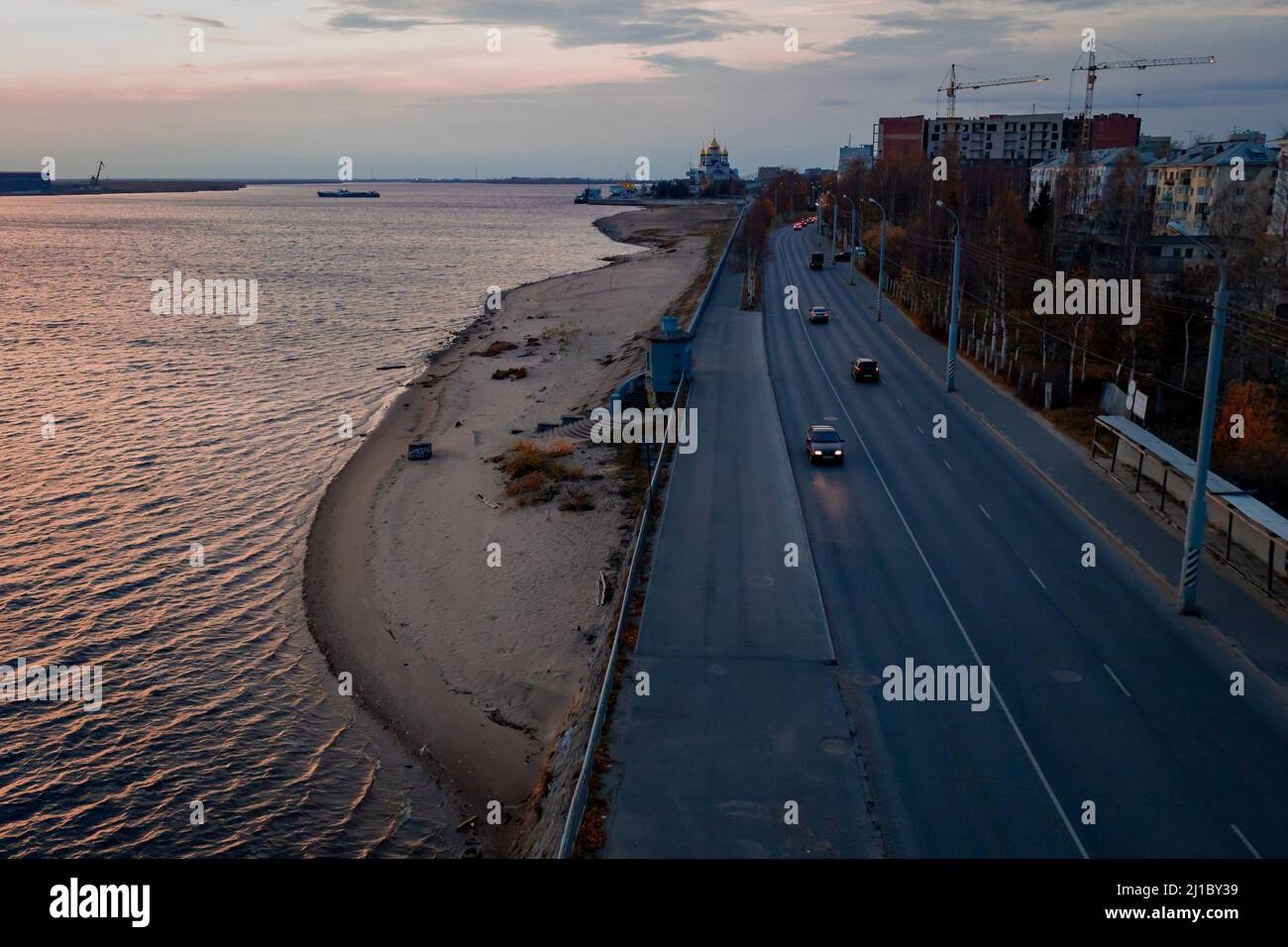 Eine Luftaufnahme der Stadt Archangsk am Ufer des nördlichen Flusses Dwina Stockfoto