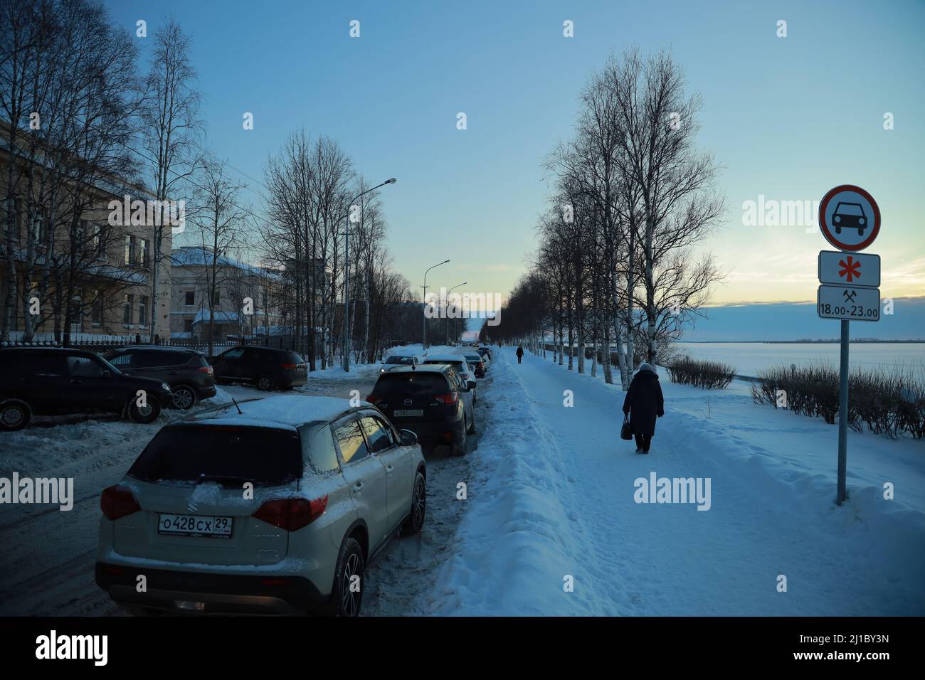 Eine verschneite Straße der Stadt Archangsk am Ufer des nördlichen Flusses Dvina Stockfoto