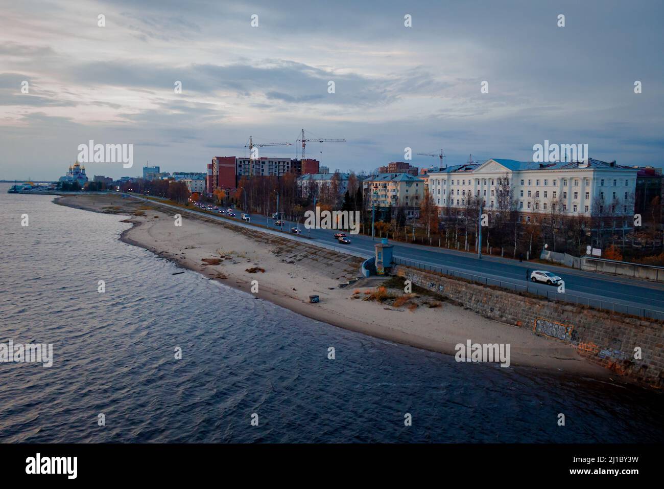 Eine Luftaufnahme der Stadt Archangsk am Ufer des nördlichen Flusses Dwina Stockfoto