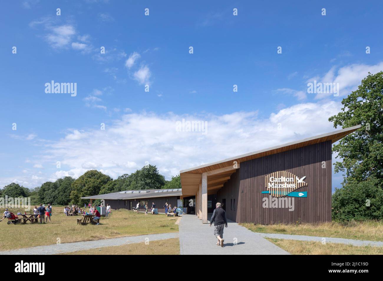 Eingangsbereich mit Picknickbereich. Carlton Marshes Visitor Center, Carlton Colville, Lowestoft, Großbritannien. Architekt: Cowper Griffith Architects, 20 Stockfoto