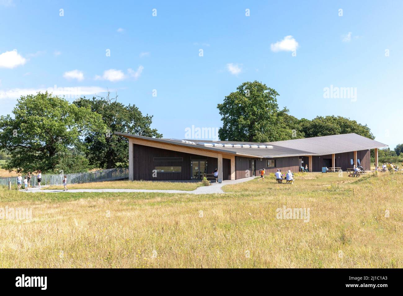 Fernansicht der südöstlichen Höhe vom Grasgebiet. Carlton Marshes Visitor Center, Carlton Colville, Lowestoft, Großbritannien. Architekt: Cowper Gr Stockfoto