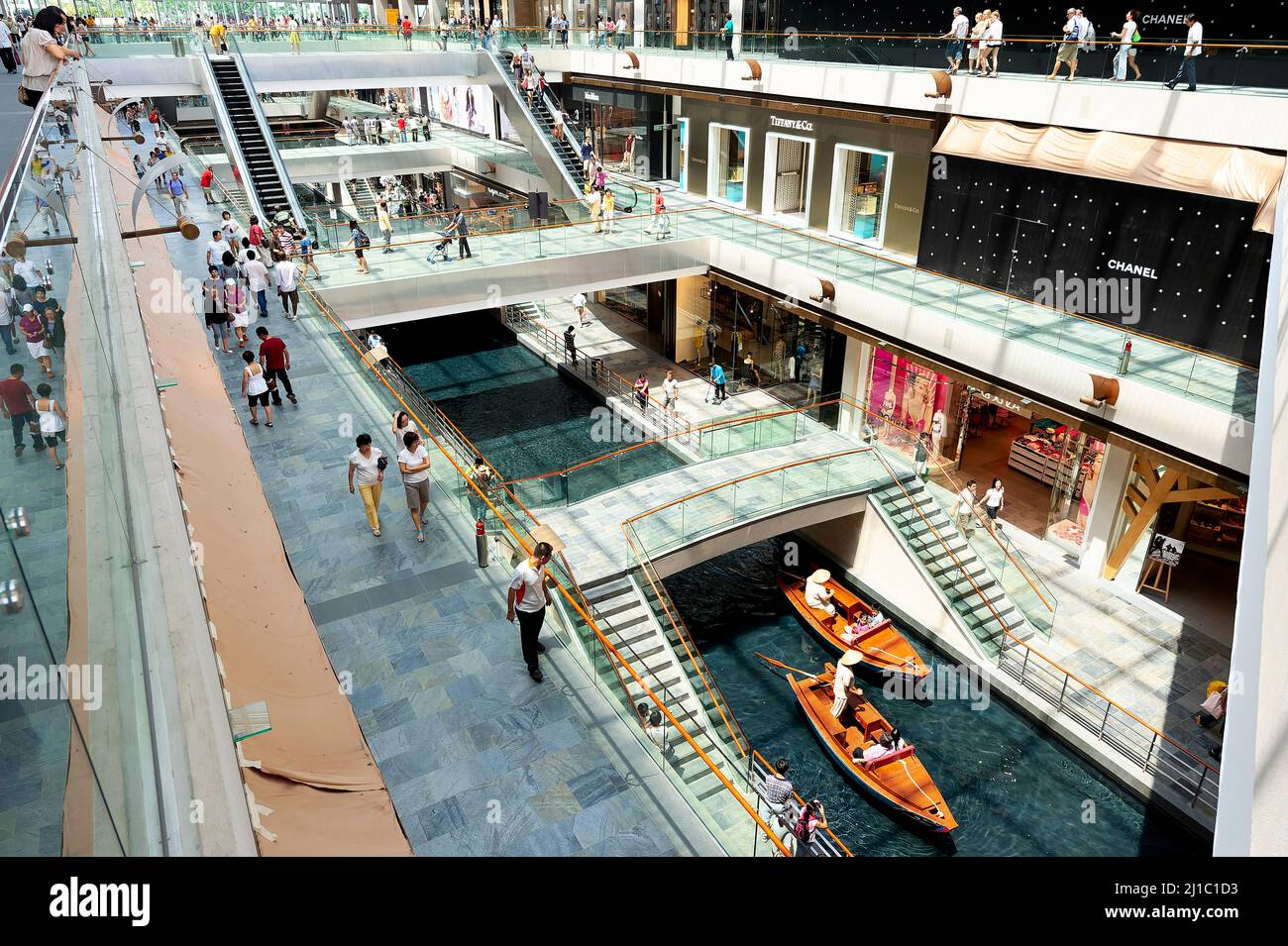 Singapur. Die Geschäfte in der Marina Bay Sands Mall Stockfoto
