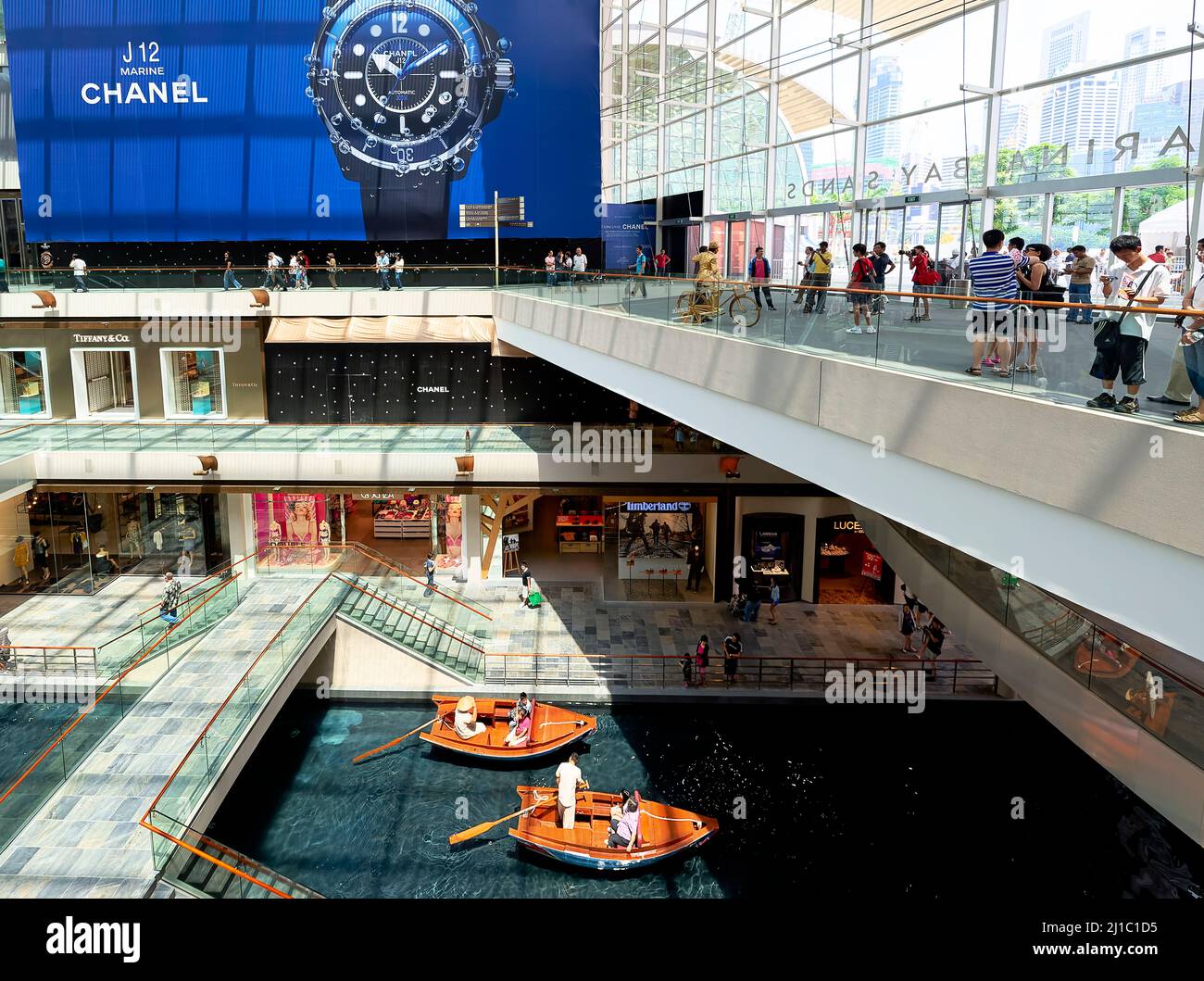 Singapur. Die Geschäfte in der Marina Bay Sands Mall Stockfoto
