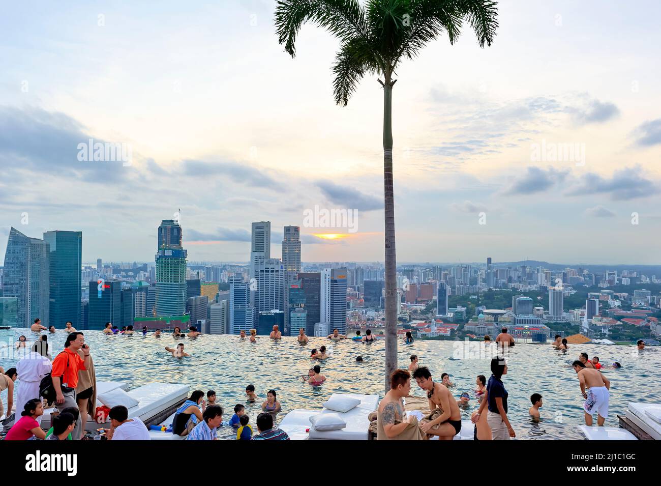 Singapur. Der Infinity Pool im Marina Bay Sands Hotel Stockfoto