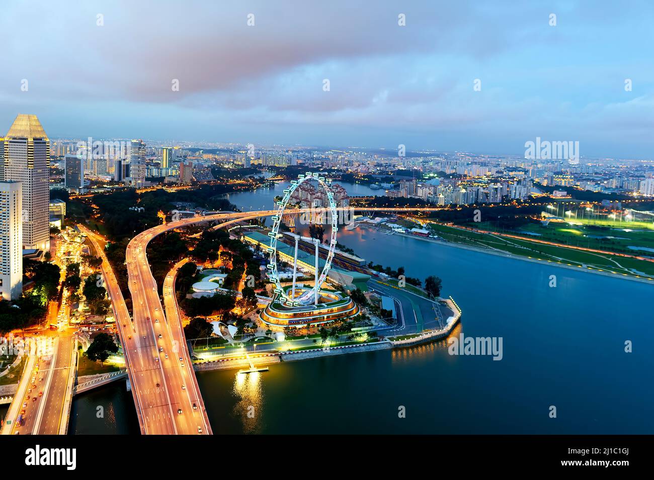 Singapur. Stadtbild bei Sonnenuntergang und das Flyer-Riesenrad Stockfoto