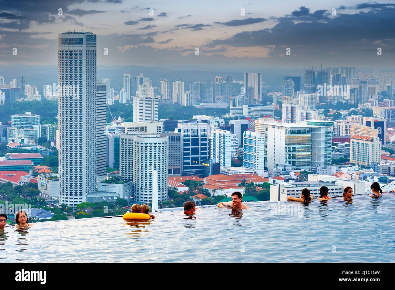 Singapur. Der Infinity Pool im Marina Bay Sands Hotel Stockfoto