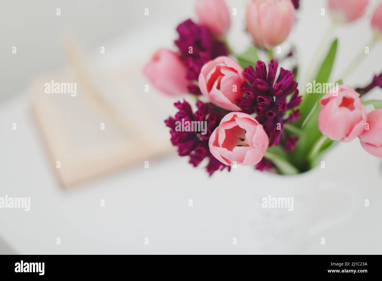 Rosa Tulpenstrauß bei Tageslicht. Frühlingsleben, Geburtstag, Osterkonzept Stockfoto