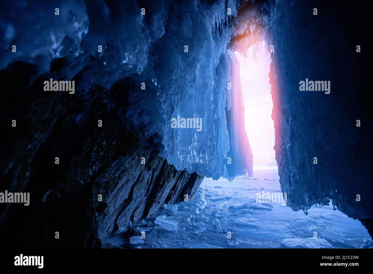 Blaue Eishöhle Grotte See Baikal Olchon Insel, Russland. Gefrorene klare Eiszapfen, wunderschöne Winterlandschaft. Stockfoto