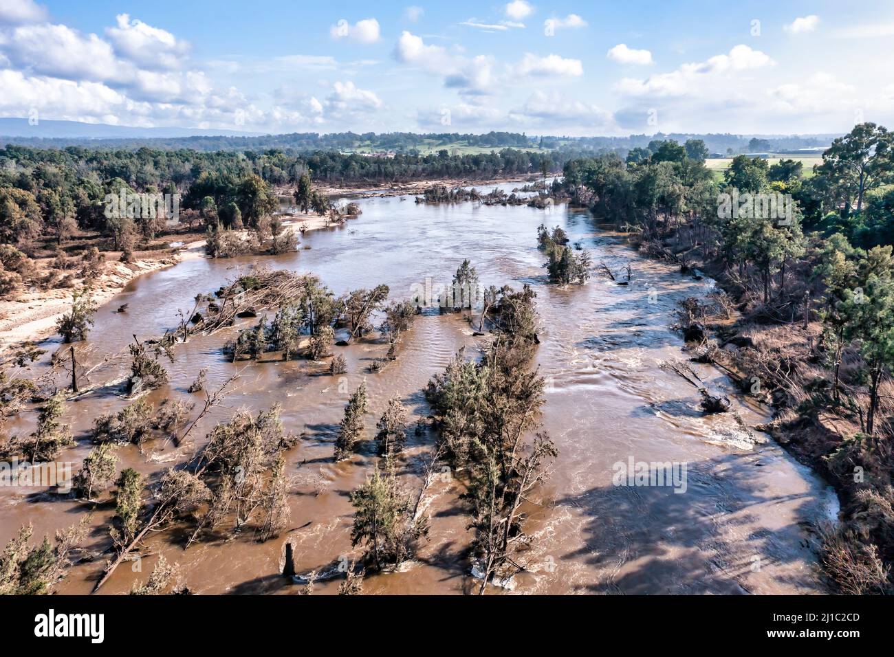 Drohnenaufnahme von schweren Überschwemmungen im Nepean River in der Region Yarramundi in der Region Hawkesbury in New South Wales in Australien. Stockfoto