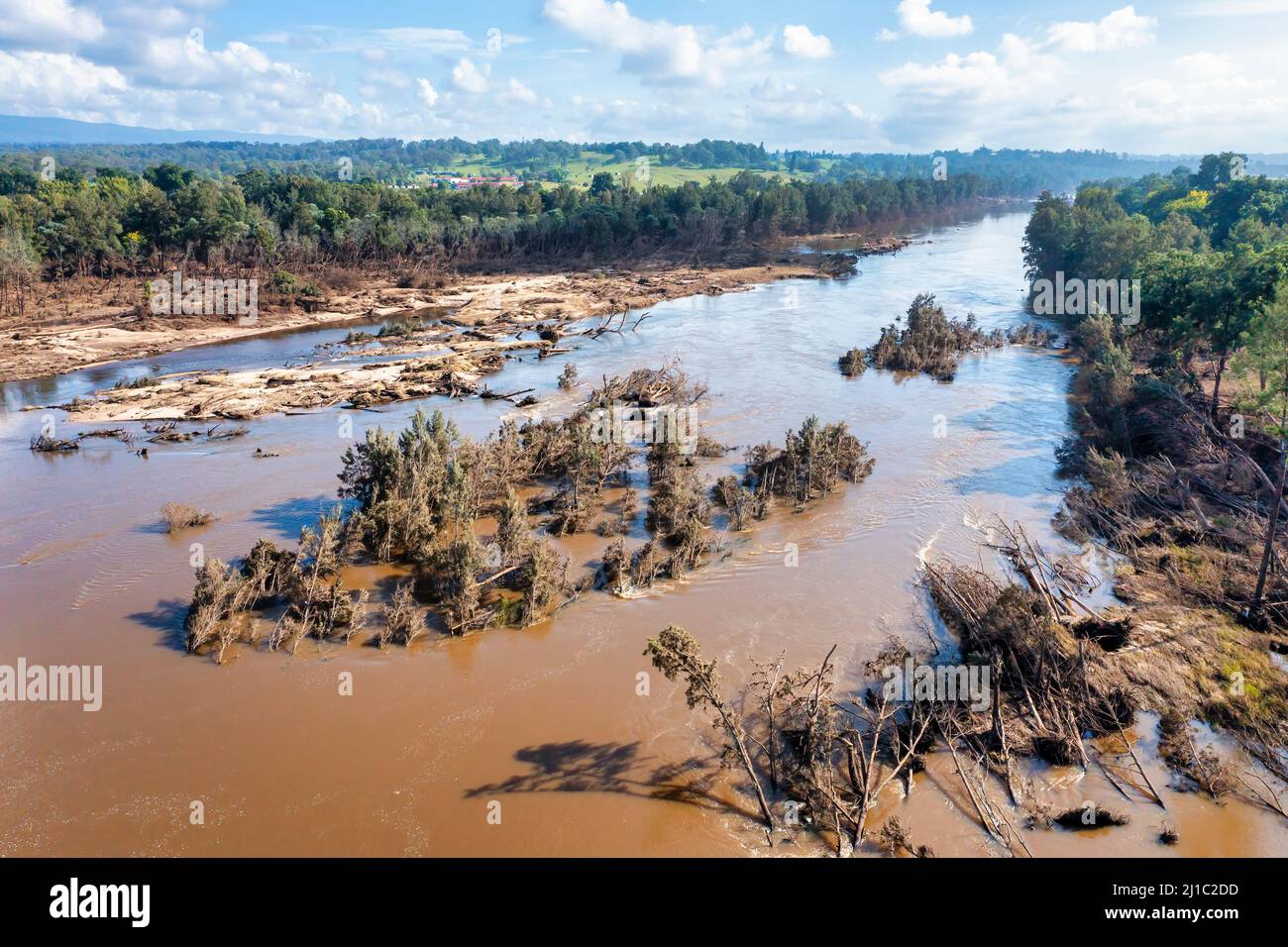 Drohnenaufnahme von schweren Überschwemmungen im Nepean River in der Region Yarramundi in der Region Hawkesbury in New South Wales in Australien. Stockfoto