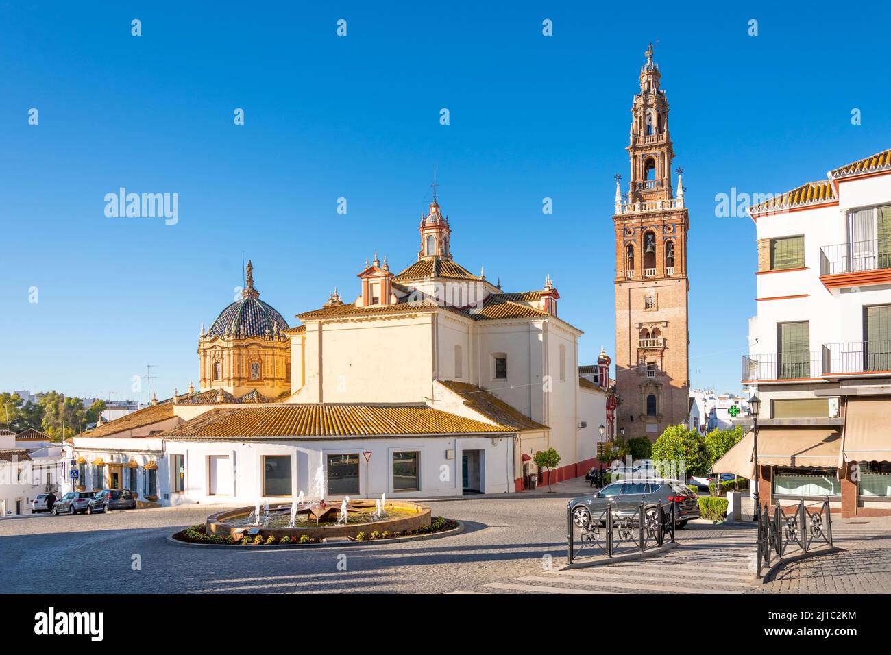 Blick vom Schloss Puerta de Sevilla Kreisverkehr auf die Kuppel und den Turm der Kirche San Pedro in der andalusischen Stadt Carmona, Spanien. Stockfoto