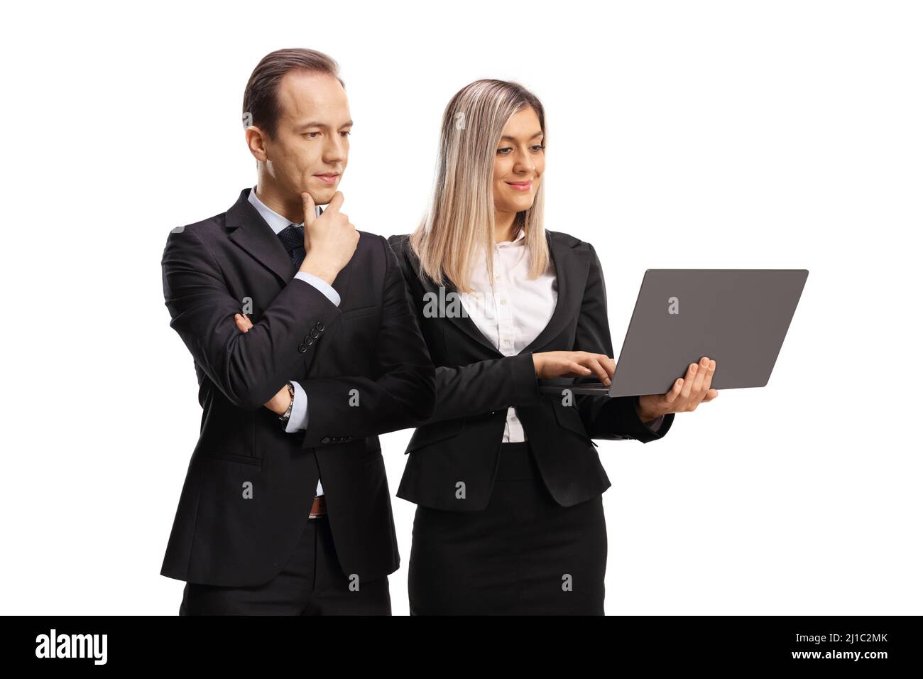 Eine Geschäftsfrau, die sich an einem Laptop hält, und ein Geschäftsmann, der isoliert auf weißem Hintergrund schaut und denkt Stockfoto