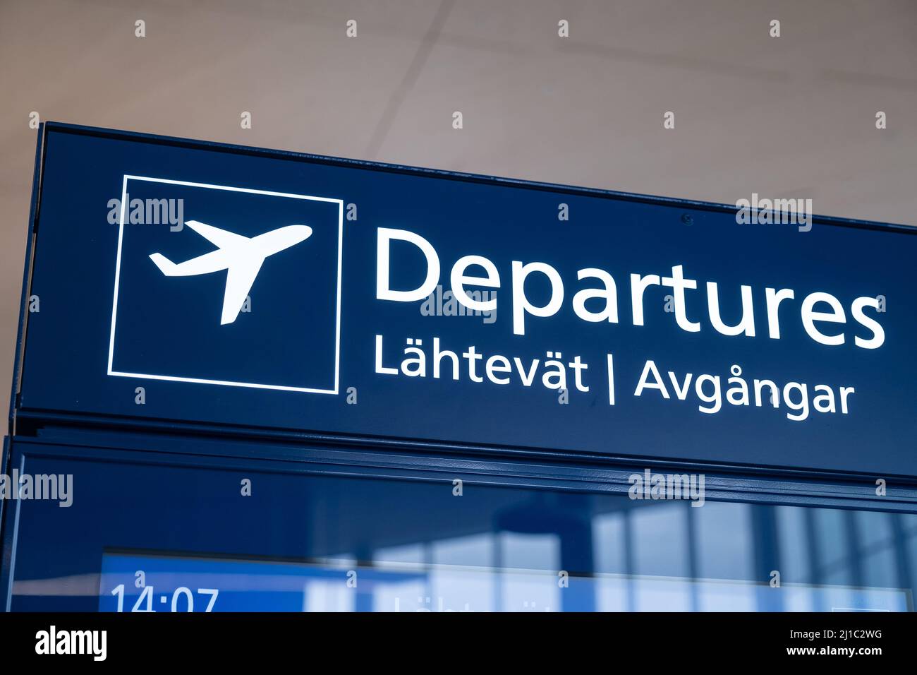 Helsinki / Finnland - 24. MÄRZ 2022: Nahaufnahme eines Hinweisschilds zum Flughafen. Terminal, Abflüge Stockfoto