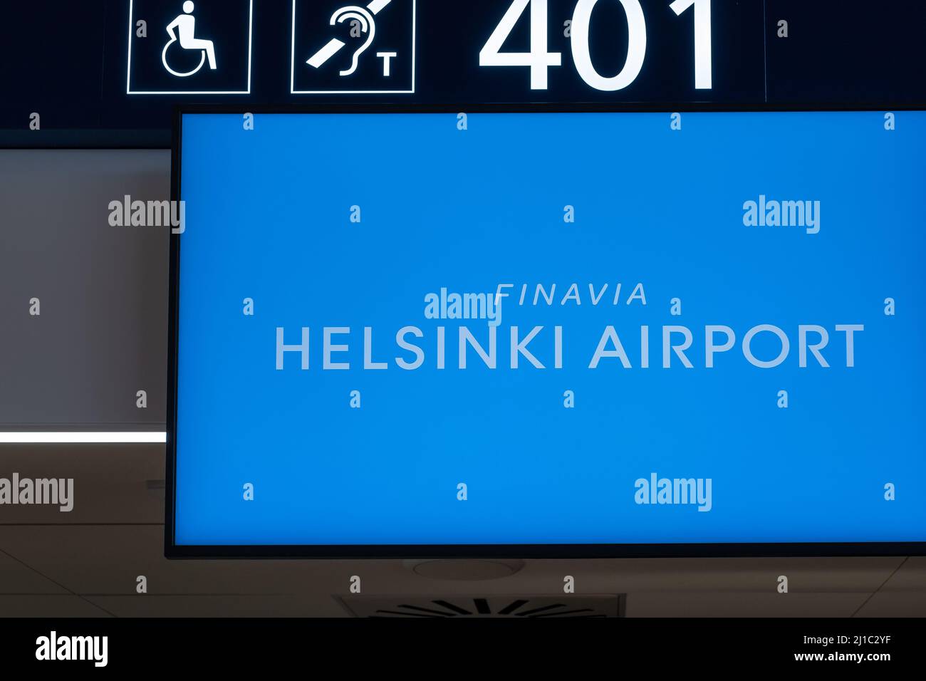 Helsinki / Finnland - 24. MÄRZ 2022: Wegweiser am Helsinki-Vantaa Airport, der von Finavia betrieben wird Stockfoto