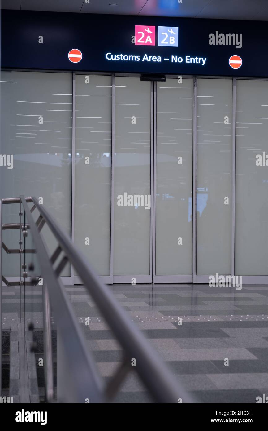 Helsinki / Finnland - 24. MÄRZ 2022: Zollbereich am Flughafen. Kein Eingang, kein Zugang, Sicherheitsbereich Stockfoto