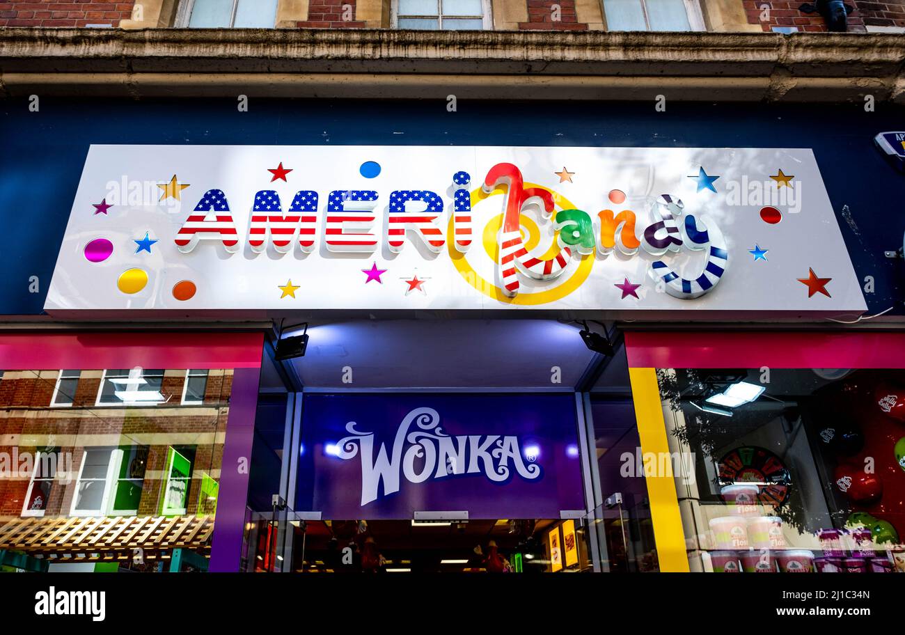 Kingston-upon-Thames, Kingston London Großbritannien, März 23 2022, American Style High Street Themed Sweet Shop With No People Stockfoto