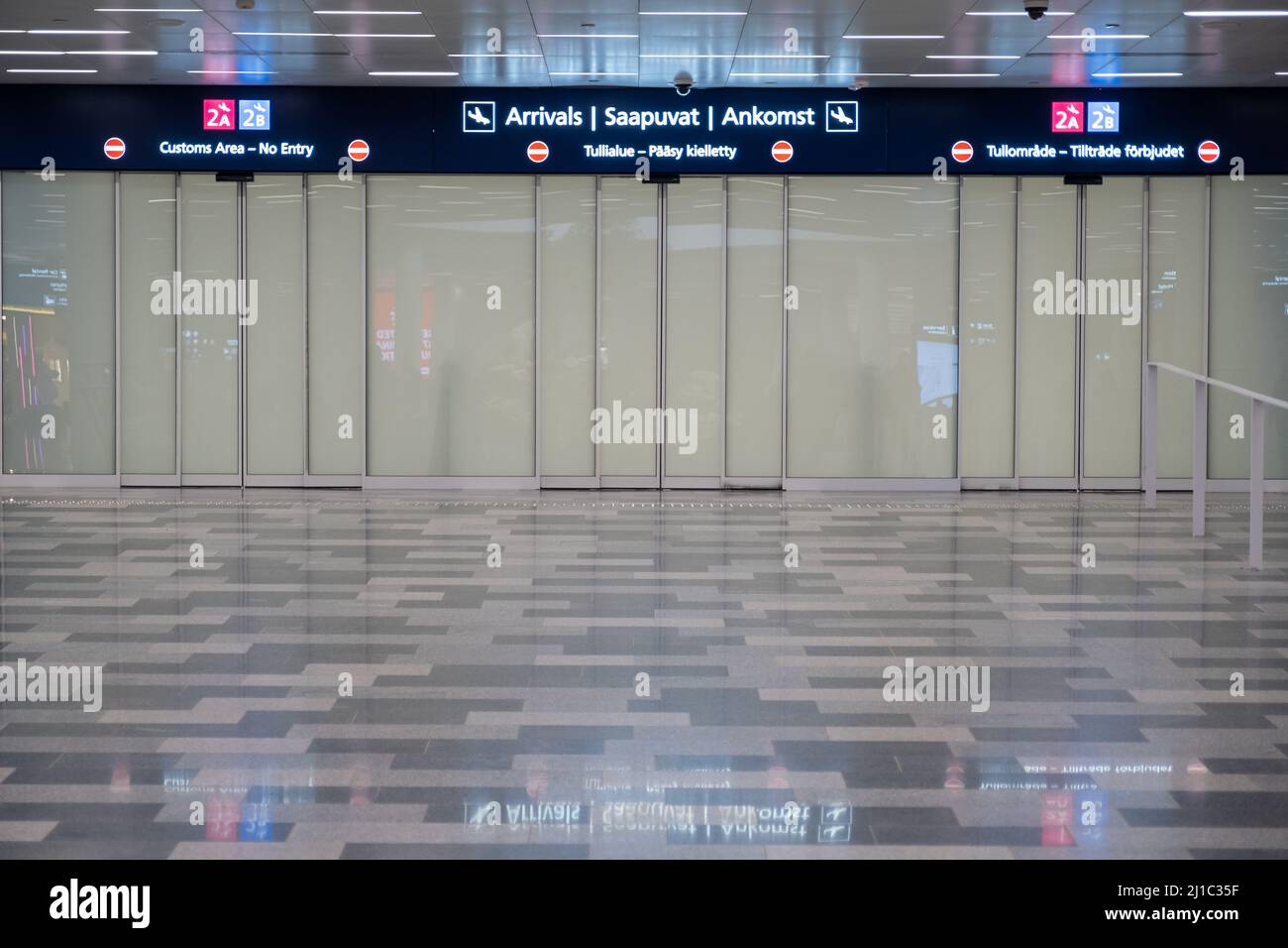 Helsinki / Finnland - 24. MÄRZ 2022: Zollbereich am Flughafen. Kein Eingang, kein Zugang, Sicherheitsbereich Stockfoto