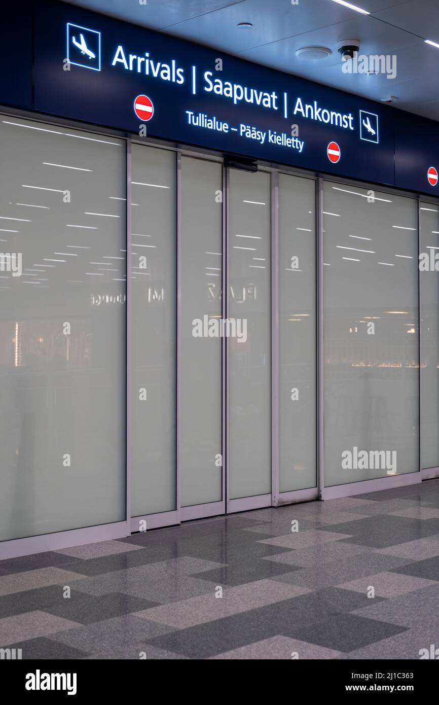 Helsinki / Finnland - 24. MÄRZ 2022: Zollbereich am Flughafen. Kein Eingang, kein Zugang, Sicherheitsbereich Stockfoto