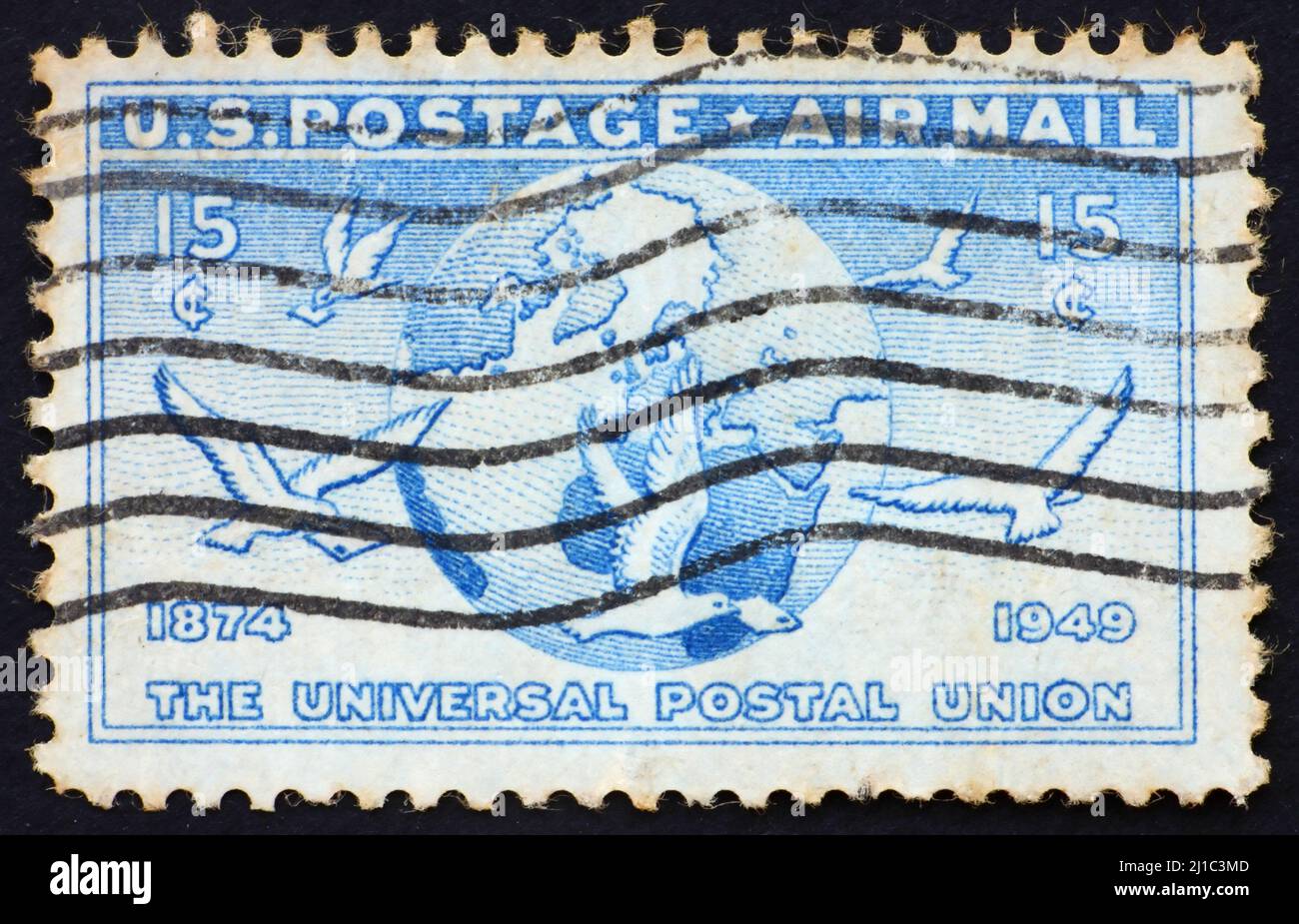 VEREINIGTE STAATEN von AMERIKA - UM 1949: Eine in den Vereinigten Staaten von Amerika gedruckte Marke zeigt Globe und Tauben mit Botschaften, um 1949 Stockfoto