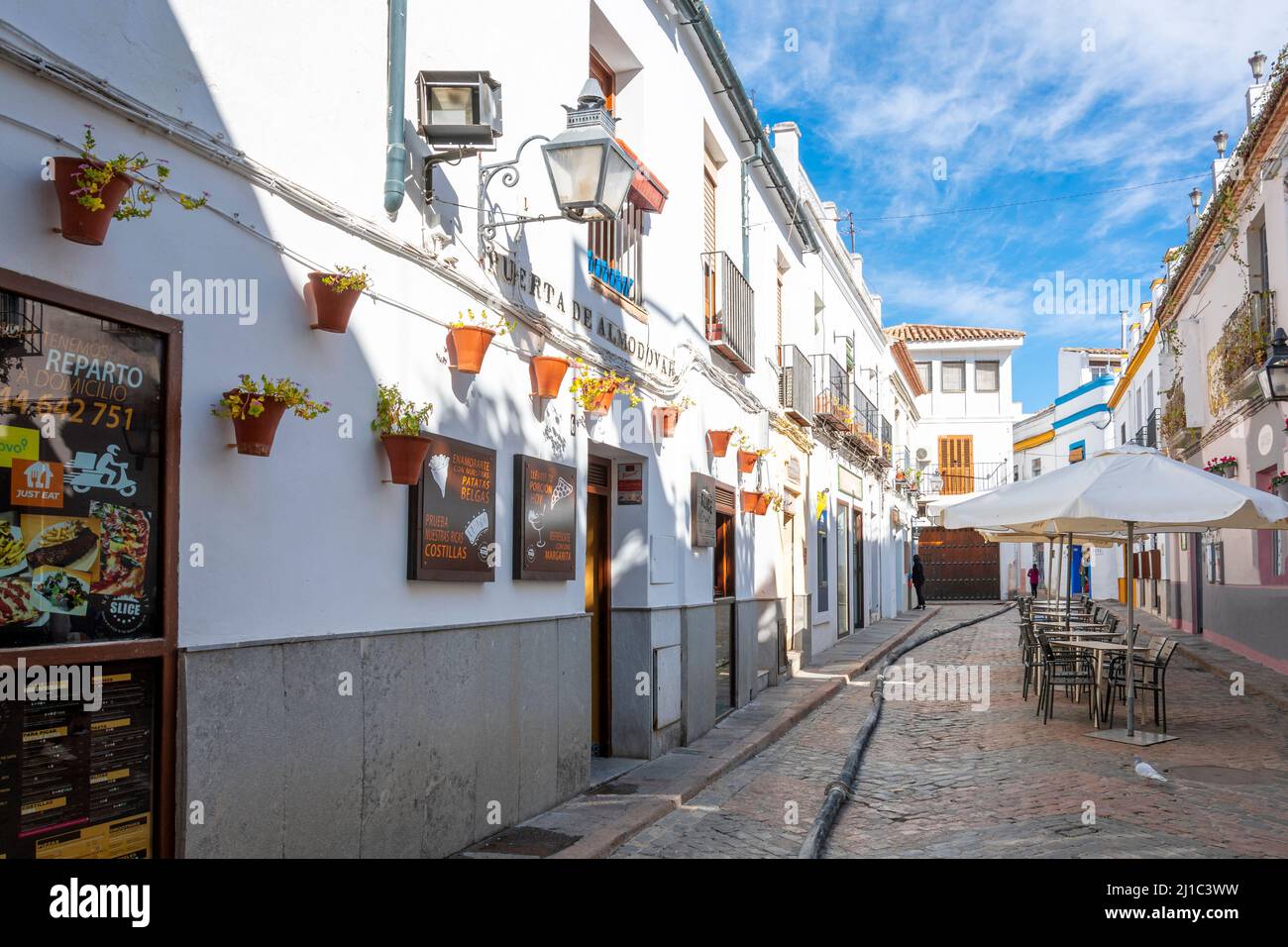 Ein kleiner platz mit Geschäften und einem Café mit Terrasse im jüdischen Viertel von Cordoba, Spanien. Stockfoto