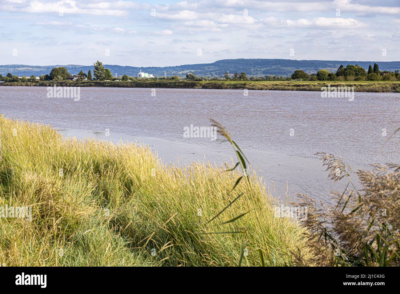 Blick über den Fluss Severn Blick auf die Javelin Park Energy from Waste Facility im Severn Vale von Rodley, Gloucestershire, eng Stockfoto