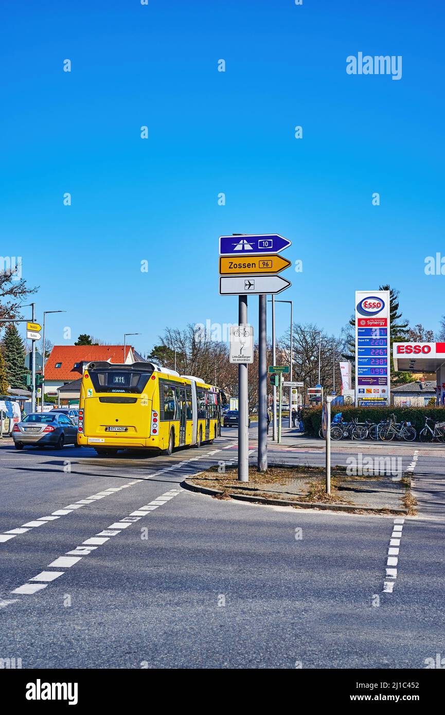 Berlin, 11. März 2022: Blick auf eine Tankstelle der Esso-Gruppe und einen gelben Bus der Berliner Verkehrsgesellschaft BVG. Stockfoto