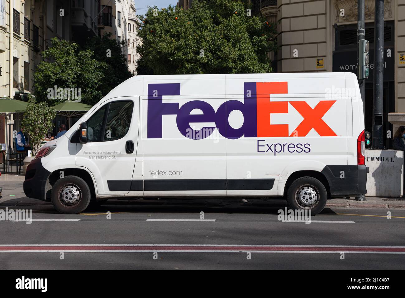 VALENCIA, SPANIEN - 10. MÄRZ 2022: FedEx ist ein US-amerikanisches multinationales Logistikunternehmen Stockfoto