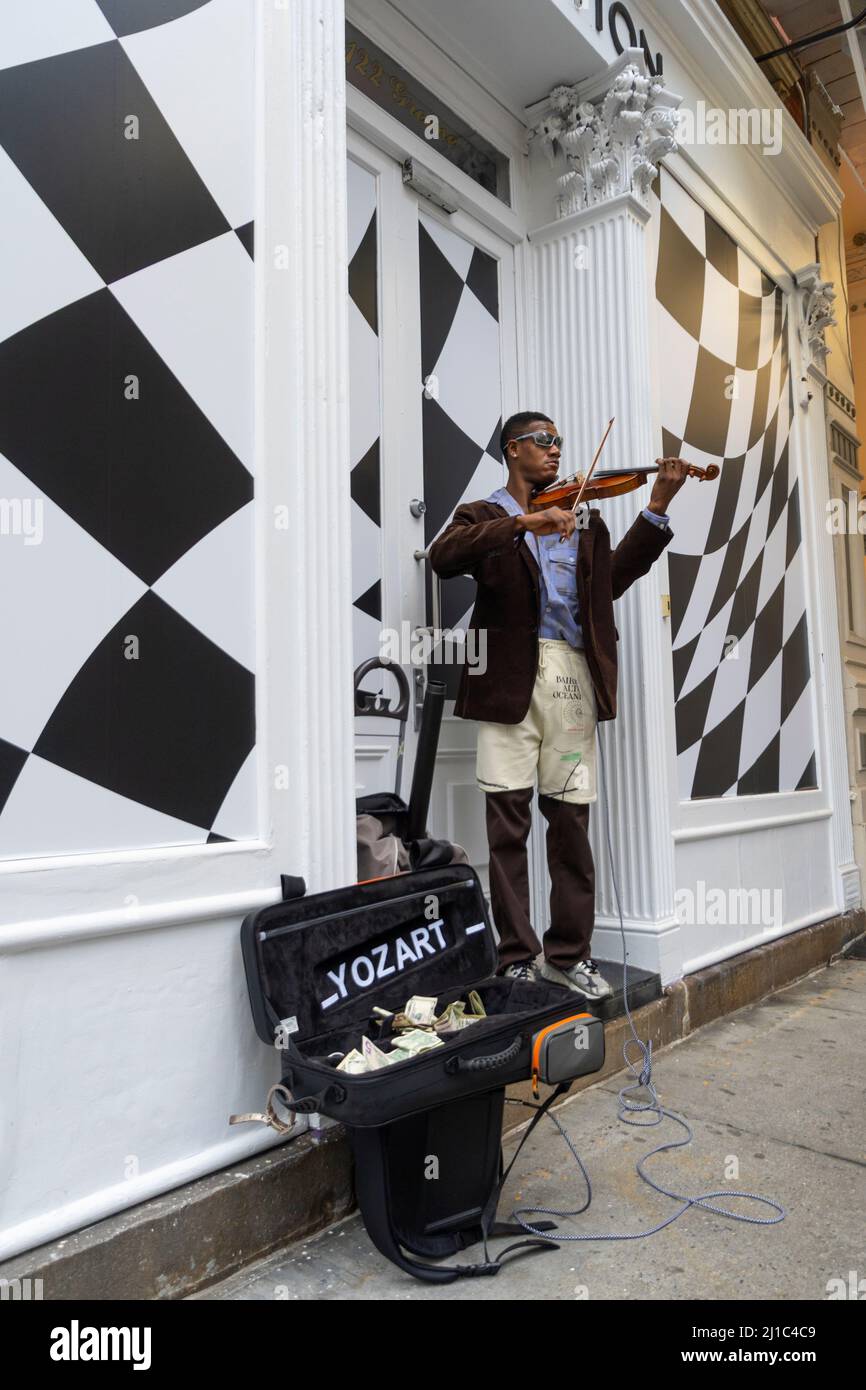 Der Geiger Sean Bennett tritt auf der Straße in Soho NYC auf Stockfoto