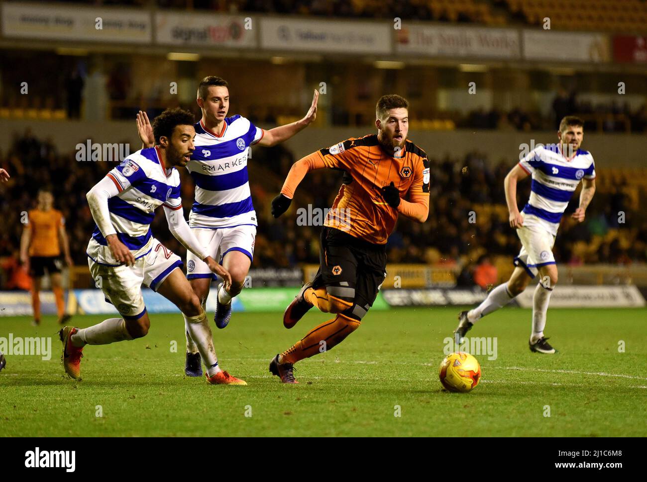 Matt Doherty of Wolves und James Perch von QPR. Wolverhampton Wanderers gegen Queens Park Rangers bei Molineux 31/12/2016 - Sky Bet Championship Stockfoto