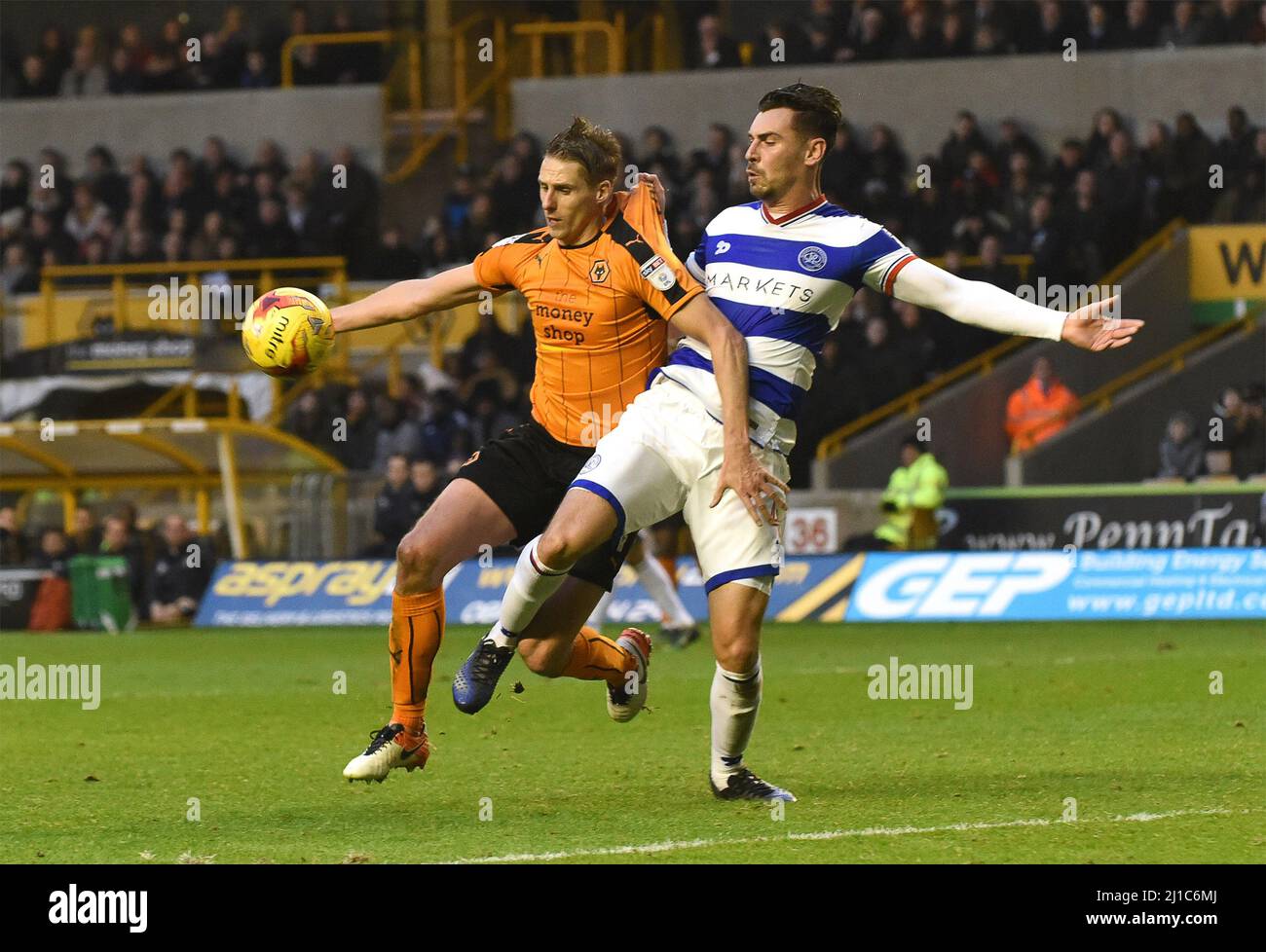 Dave Edwards von Wolverhampton Wanderers und Joel Lynch von QPR. Wolverhampton Wanderers gegen Queens Park Rangers bei Molineux 31/12/2016 - Sky Bet Championship Stockfoto