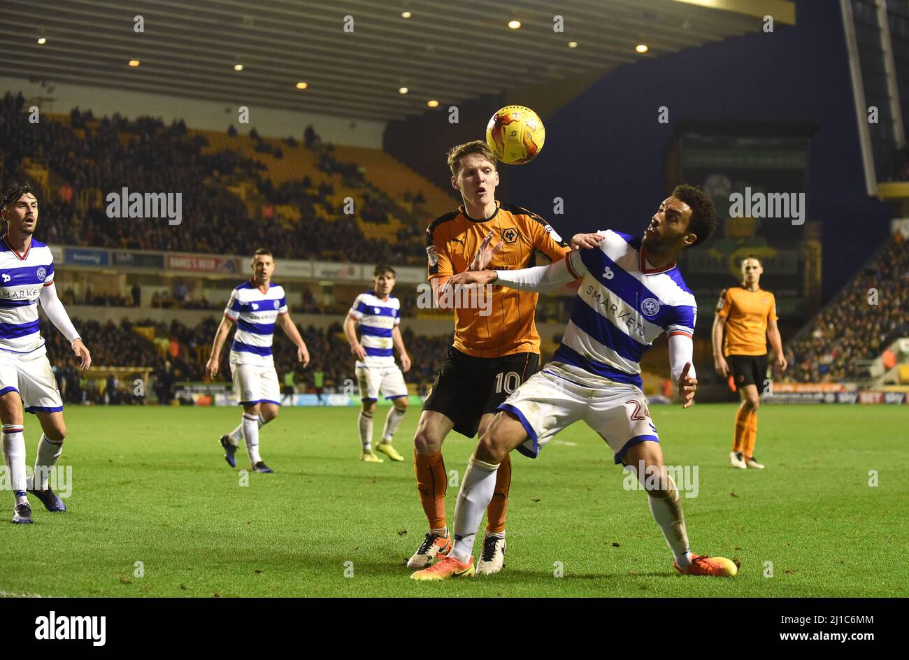 Joe Mason von Wolverhampton Wanderers und James Perch von QPR. Wolverhampton Wanderers gegen Queens Park Rangers bei Molineux 31/12/2016 - Sky Bet Championship Stockfoto