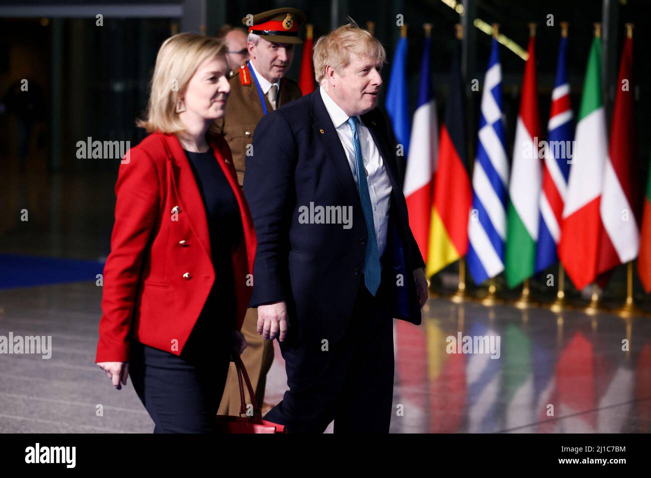 Premierminister Boris Johnson, Außenminister Liz Truss und Militärvertreter bei der NATO Ben Bathurst verlassen das NATO-Hauptquartier nach einem Gipfel über die russische Invasion in der Ukraine in Brüssel, Belgien. Bilddatum: Donnerstag, 24. März 2022. Stockfoto