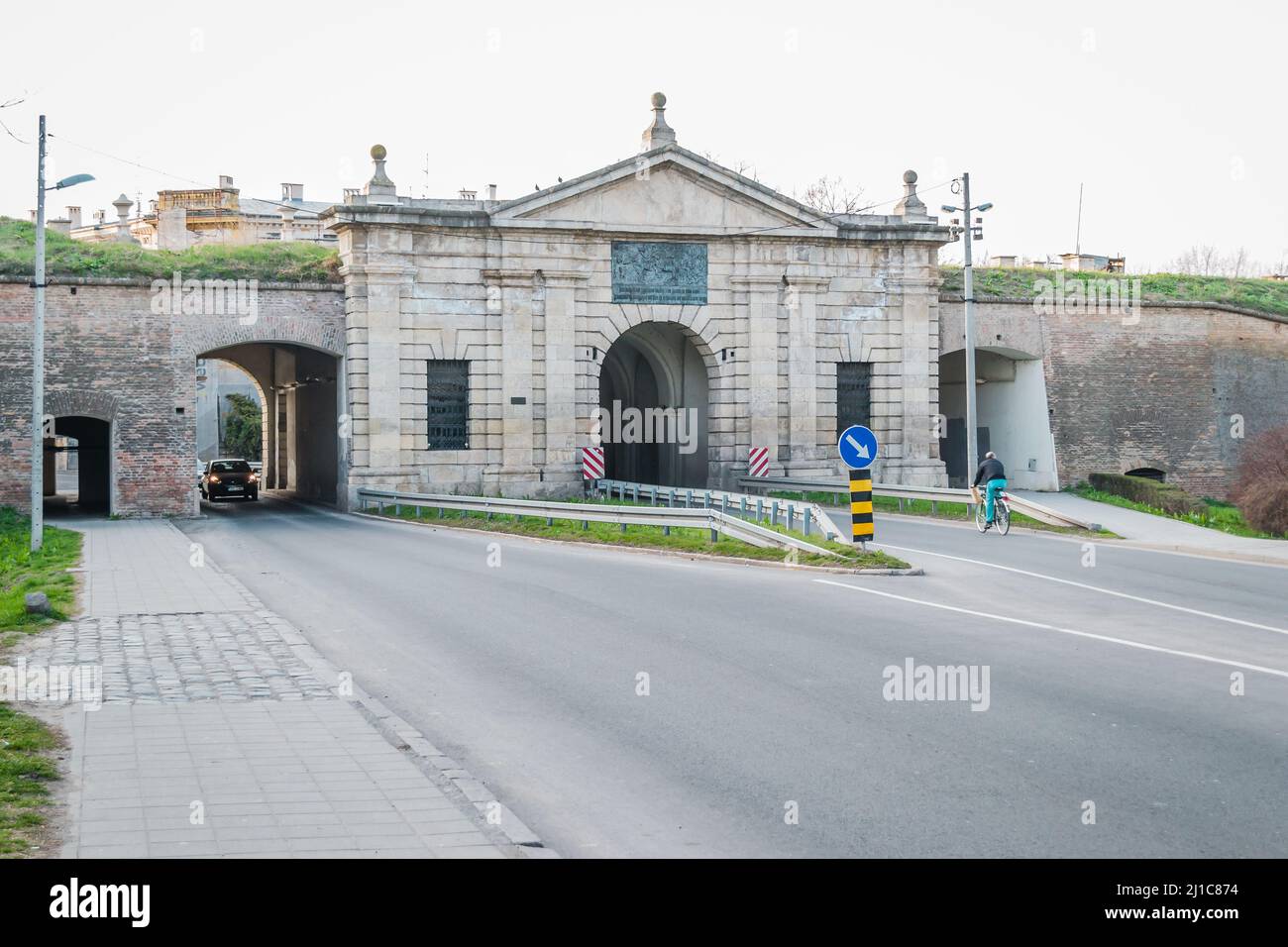 Novi Sad, Serbien - 16. März 2019: Blick auf das Belgrader Tor in der Festung Petrovaradin in Petrovaradin, Novi Sad, Serbien. Redaktionelles Bild. Stockfoto