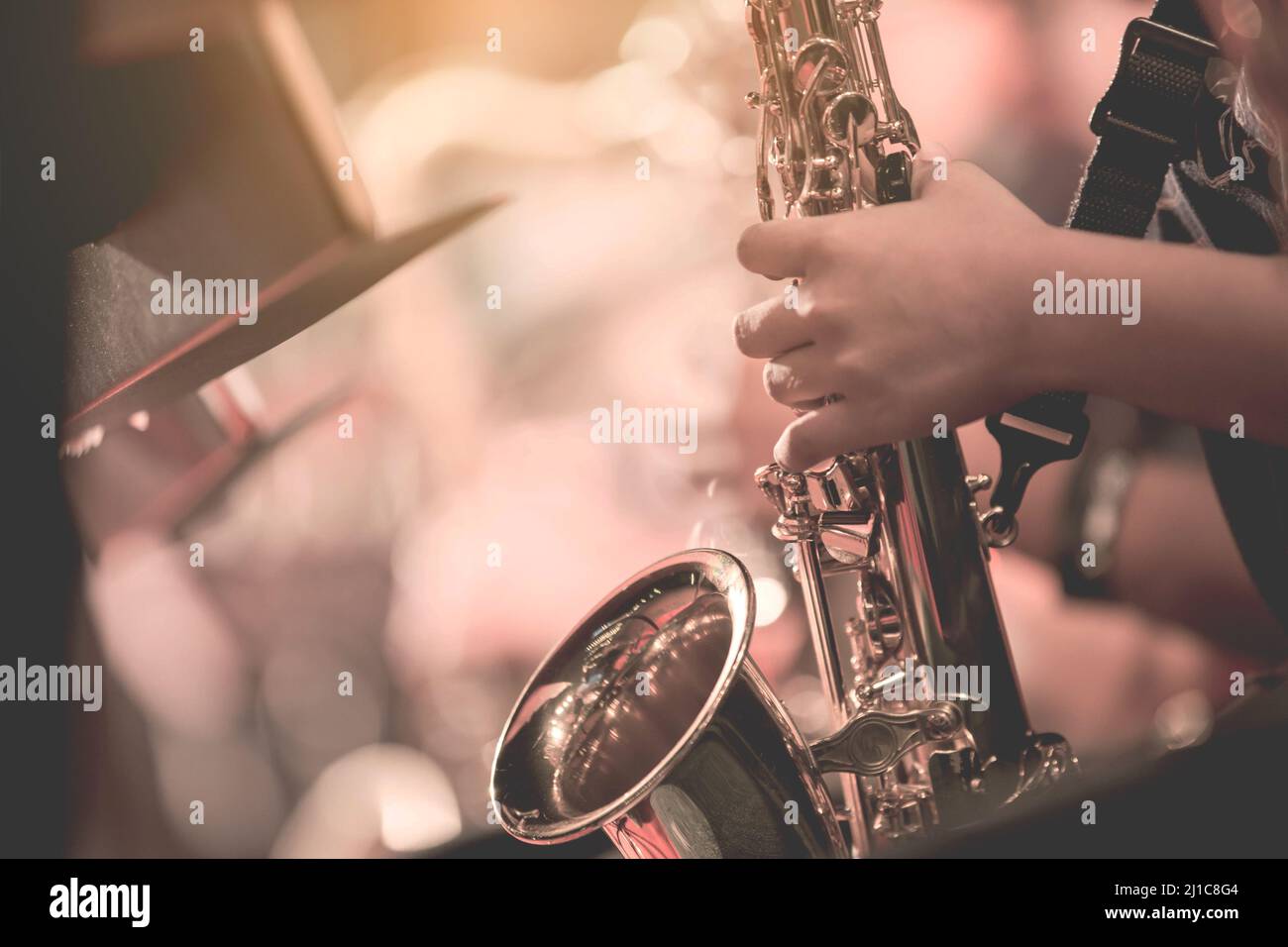 Musikinstrumente, Saxophonspieler Hände Saxophonist spielt Jazzmusik. Nahaufnahme des Alto Sax-Musikinstruments Stockfoto