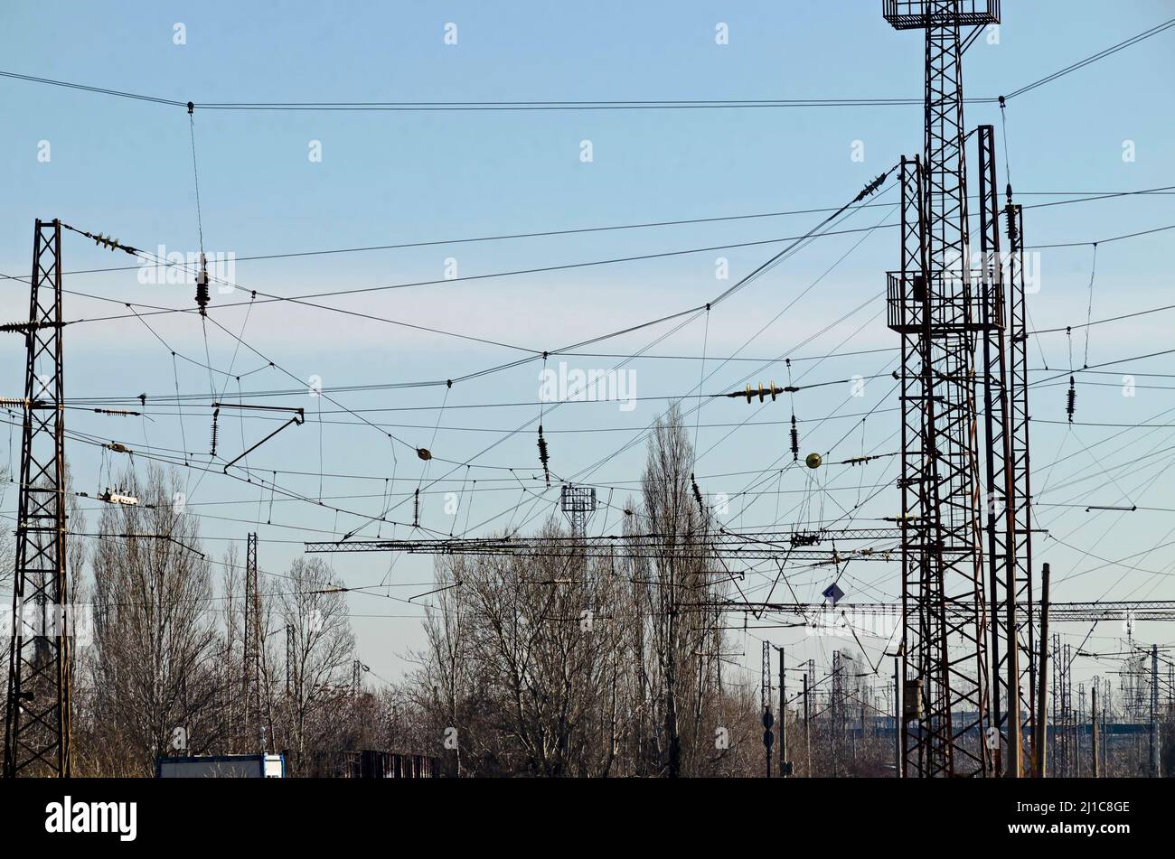 Eisenbahneinrichtungen und elektrisches Netz mit Eisenstangen und Drähten des alten Bahnhofs Poduyane, erbaut 1930, jetzt in Renovierung, Sofia, Bulgarien Stockfoto