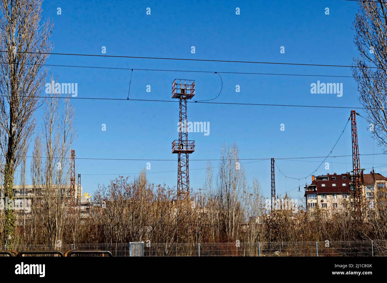 Eisenbahneinrichtungen und elektrisches Netz mit Eisenstangen und Drähten des alten Bahnhofs Poduyane, erbaut 1930, jetzt in Renovierung, Sofia, Bulgarien Stockfoto