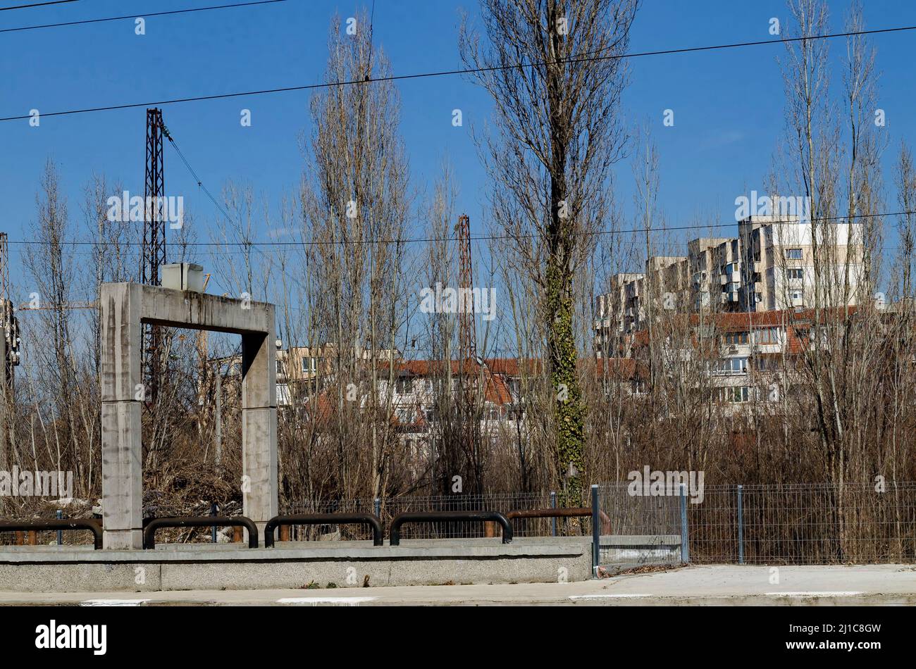 Eisenbahneinrichtungen und elektrisches Netz mit Eisenstangen und Drähten des alten Bahnhofs Poduyane, erbaut 1930, jetzt in Renovierung, Sofia, Bulgarien Stockfoto