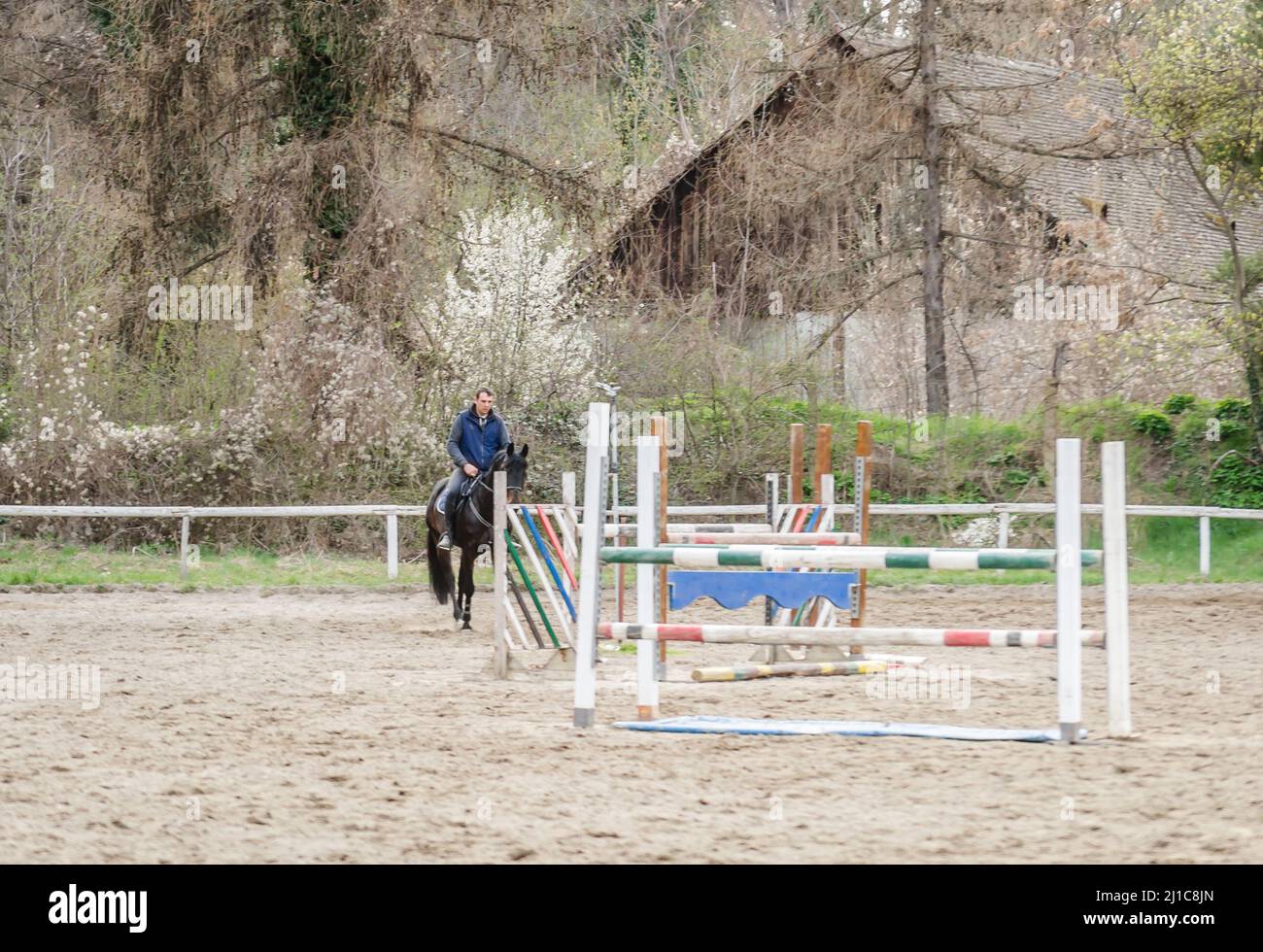 Novi Sad, Serbien - 16. März 2019: Reiter bei der Ausbildung einer Rodelräumung. Redaktionelle Bilder Stockfoto